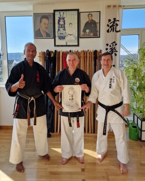 Sensei Werner Bachhuber legt erfolgreich Prüfung zum 5. Dan im Kobudo am 17.03.2024 ab